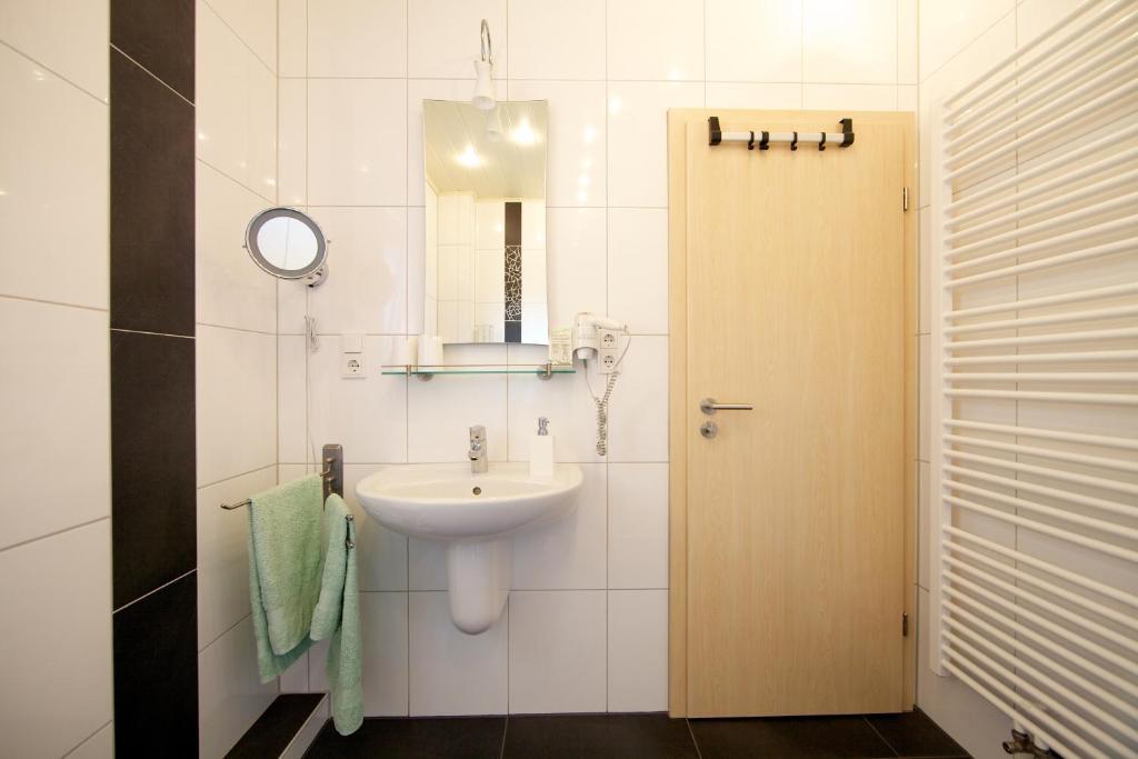 Hôtel Kleines Landhaus Wendel à Kapellen-Drusweiler Extérieur photo